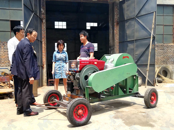 吉林客戶來廠考察購買可移動木材粉碎機(jī)